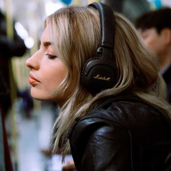 Casque audio posé dans une ambiance lumineuse et calme